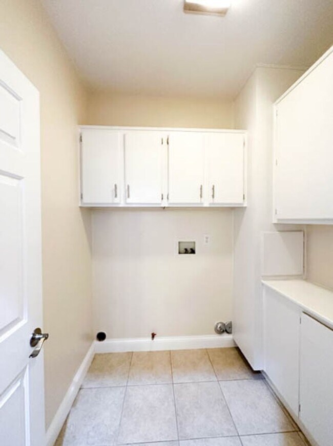 Building Photo - **STUNNING** 8 BEDROOM SOLAR HOME IN GATED...