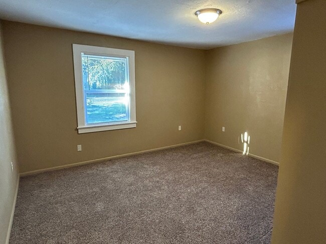 Building Photo - 4 bedroom 2 bath next to Chico State.