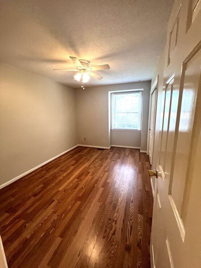 Building Photo - 6-7 month lease term!!! Popular town home ...