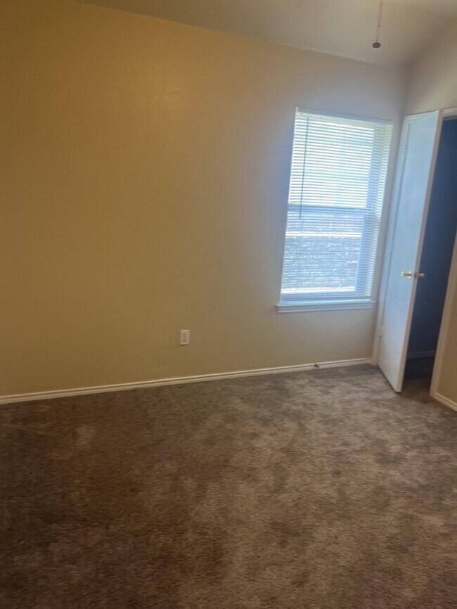 Building Photo - 3 Bedroom 2 bath Duplex! Curtis elementary...