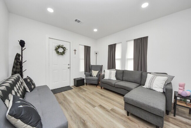 Building Photo - Historic Houston Charm with Modern Comfort Built In