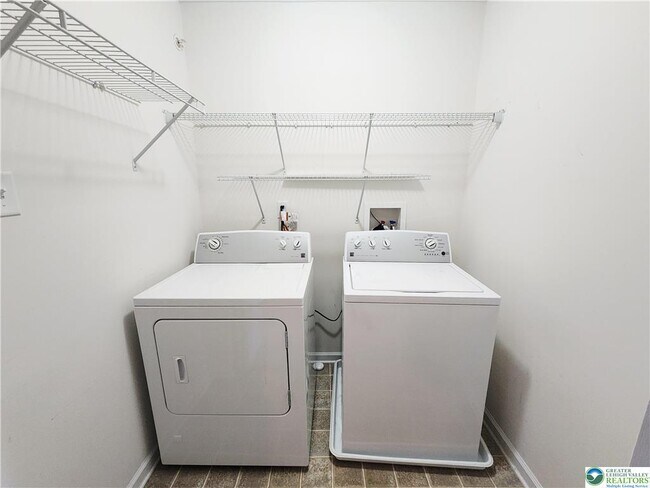 Building Photo - 972 King Way