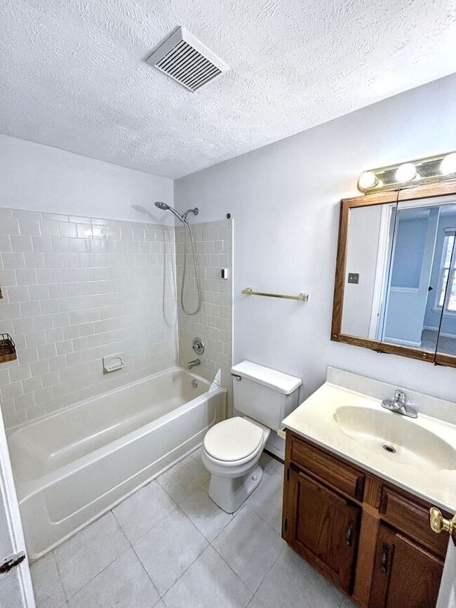 Building Photo - Charming 2-Bedroom Home with Modern Amenit...