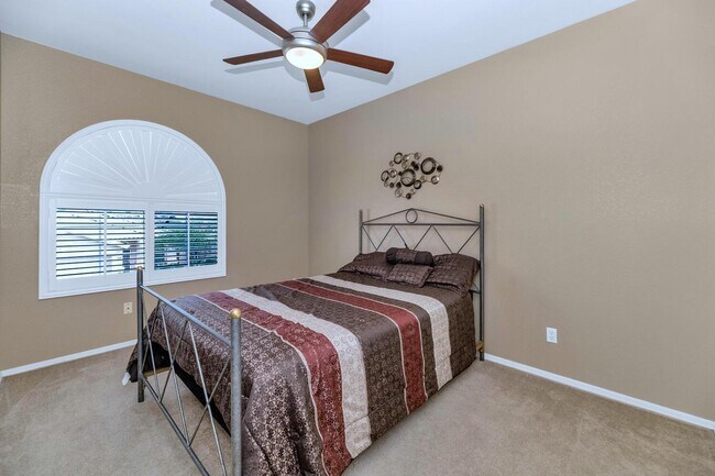 Building Photo - 11155 E Laurel Ln