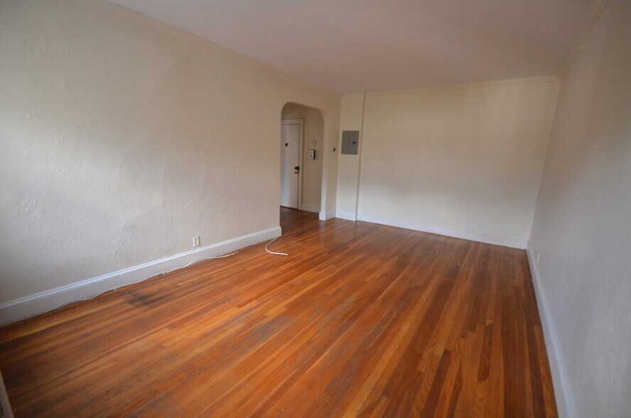 Primary Photo - 2065 Commonwealth Ave