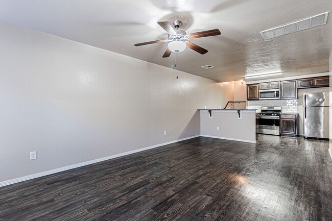 Building Photo - Buena Vida awaits for you!