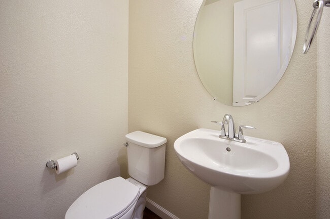 Building Photo - New and modern 2 bedroom townhome just ste...