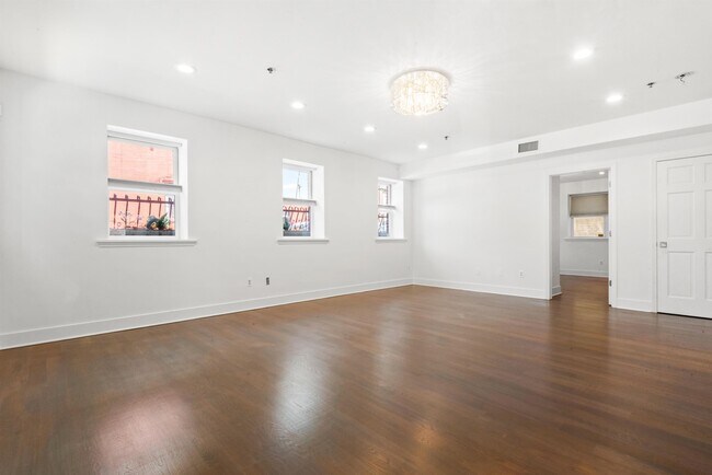 Building Photo - 547 Bloomfield St