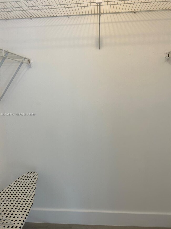Building Photo - 4154 Inverrary Dr