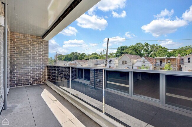 Building Photo - 2924 W Medill Ave