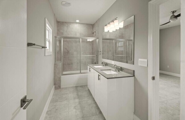 Building Photo - 5 Bedroom Single Family Home in Deltona