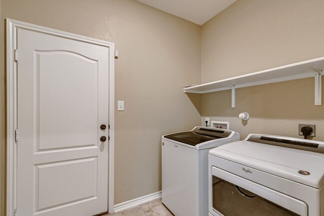 Building Photo - 3BR/2 Bath 1-Story on greenbelt, loads of extras!