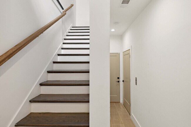 Building Photo - 3206 West End Cir