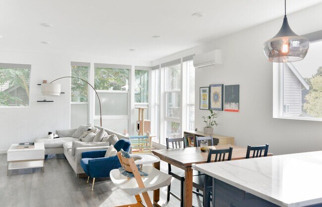 Building Photo - Modern 3 bed/ 2.5 bath townhome in Ballard!