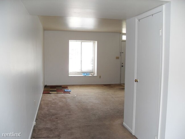 Building Photo - 2 br, 1.5 bath Townhome - 4855 Moreland Drive