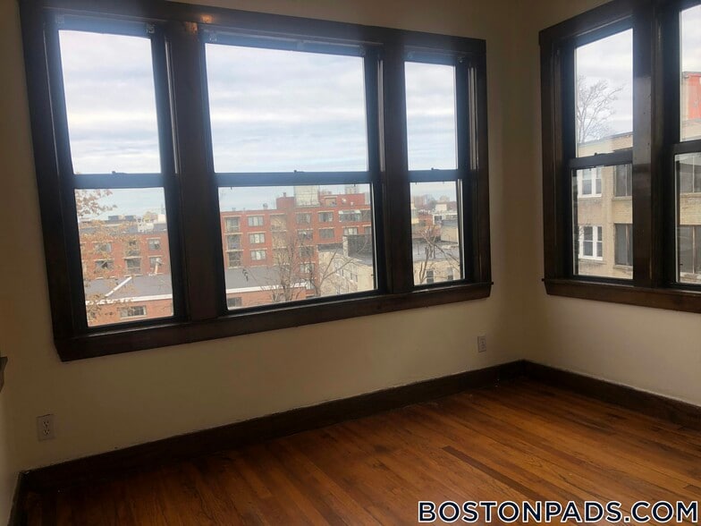 Building Photo - 240 Kelton St