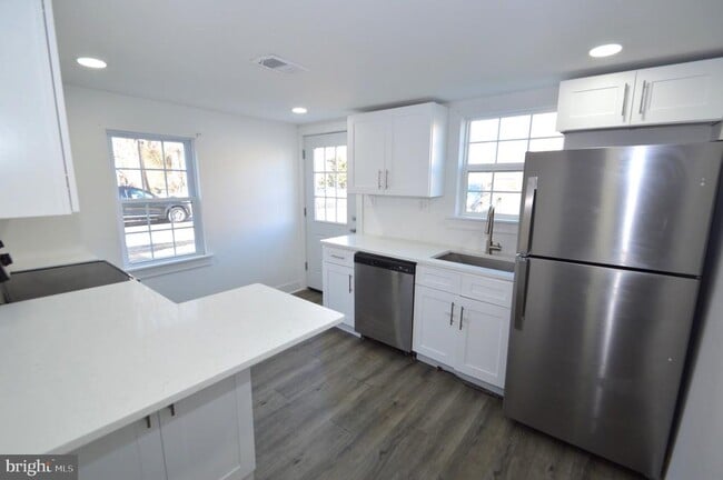 Building Photo - 211 E Union St