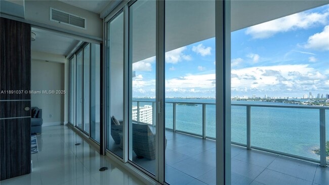 Building Photo - 2020 N Bayshore Dr