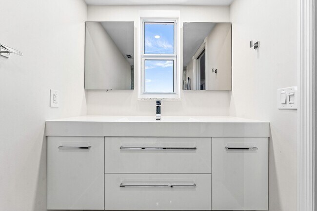 Building Photo - 1160 Hillsboro Mile