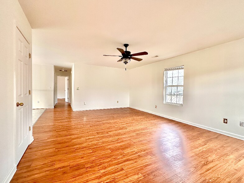 Building Photo - 1419 Burgess Ln