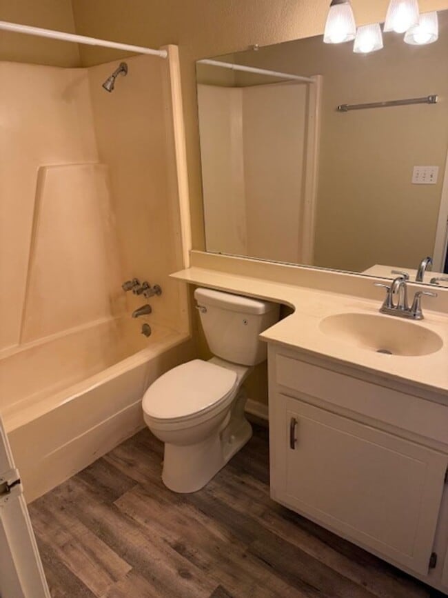 Building Photo - Move in ready! Three bedroom 2 bath home i...