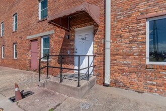 Building Photo - 913 Walker St