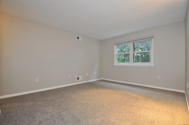 Building Photo - 710 Twin Circle Dr