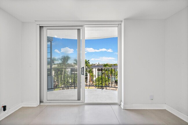 Building Photo - 3051 NE 48th St