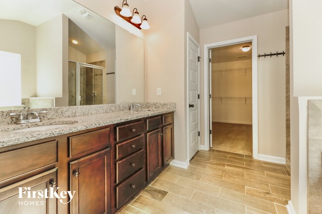 Building Photo - 225 Villa Grande Dr