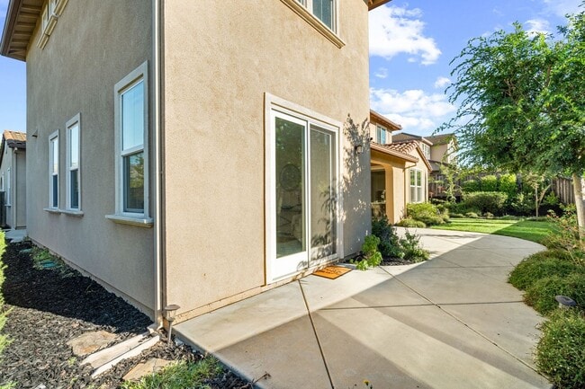 Building Photo - HILLTOP CORNER HOME WITH GORGEOUS VIEWS