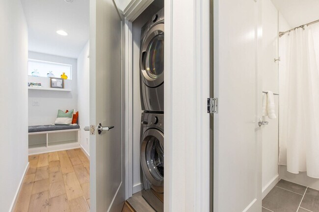 Building Photo - 628 10th Ave E