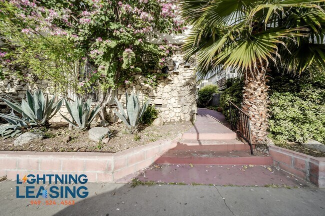 Building Photo - 921 Normandie Ave