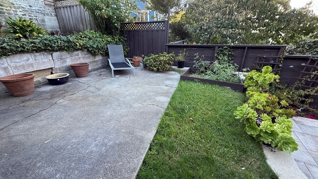 Building Photo - Epic REA - Rare Find Cozy and Update 2BR /...