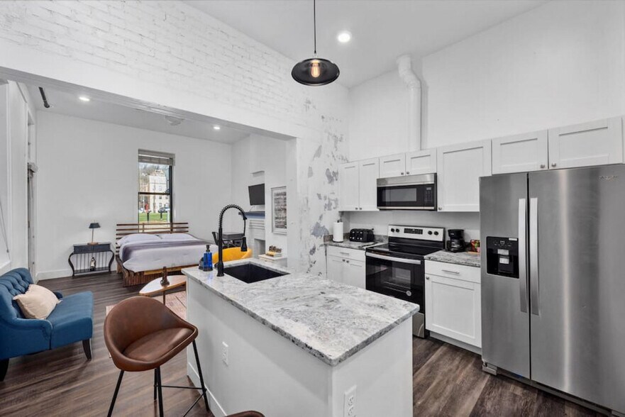 Building Photo - 18 W Elder St