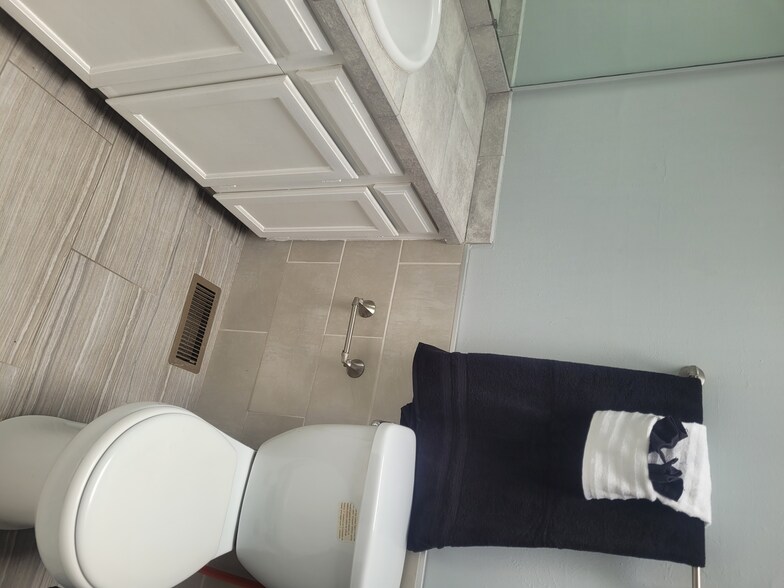Hall Bath - 18863 east milan