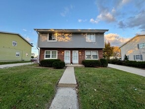 Building Photo - Beautiful 3 Bedroom, 1.5 Bath Townhome wit...