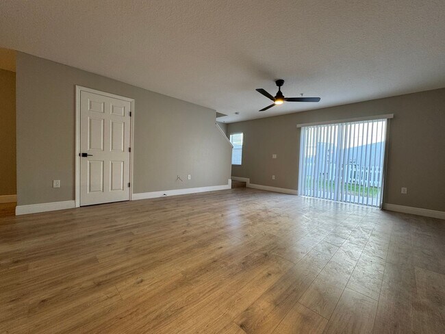 Building Photo - Fully Renovated Townhome | Modern Quartz K...
