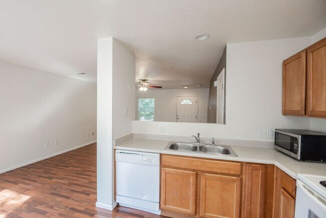 Building Photo - Students Welcome! Charming 3-Bedroom, 2-Bath Home in the Heart of Mid-Town Fort Collins