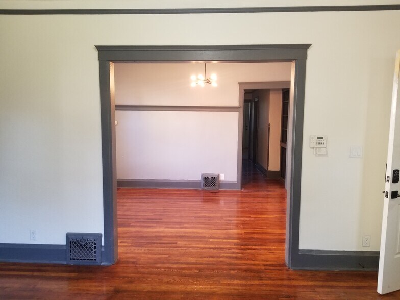 Building Photo - 865 Pingree St