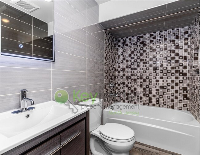 Building Photo - Modern 4-Bedroom, 4-Bath Home – Luxury Liv...