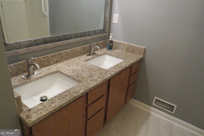 Building Photo - 1105 Hampton Rd