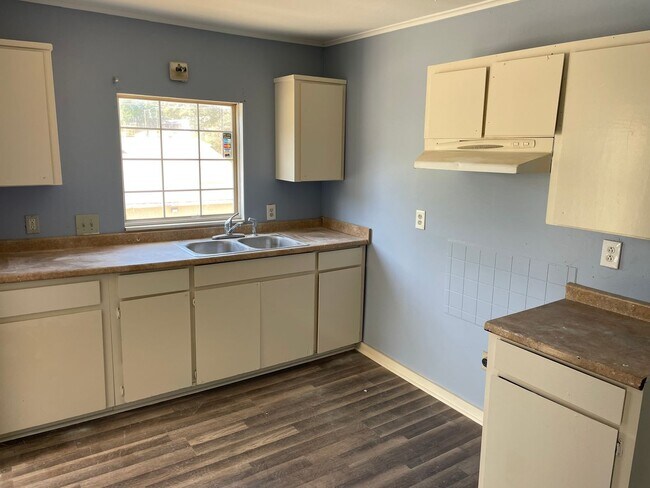 Building Photo - Huge Remodeled 3 Bed, 1 Bath Home