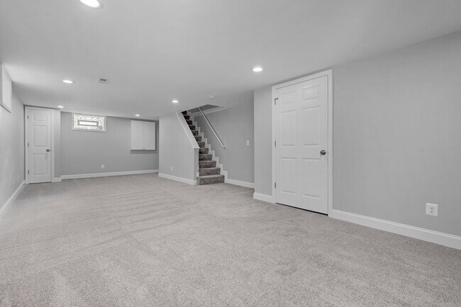 Building Photo - 4923 Lasalle Ave