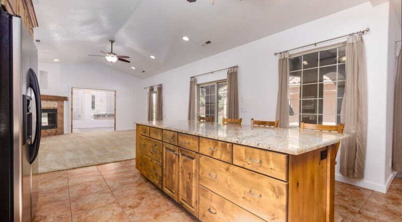 Building Photo - 584 W Mariposa Dr