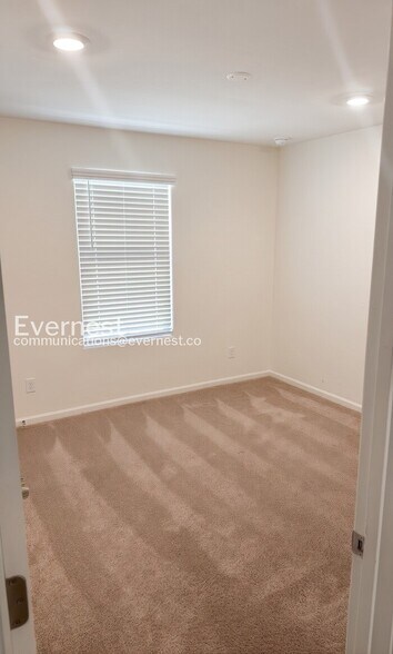 Building Photo - 3041 W Cres View Ln
