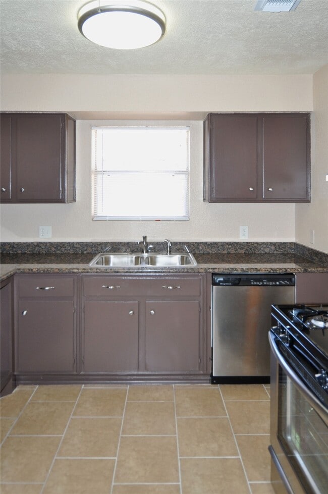 Building Photo - 4710 Pine St