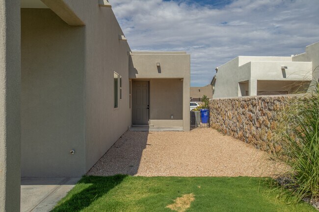Building Photo - 6202 Bayberry Rd