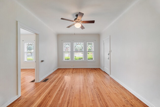 Building Photo - Huisache