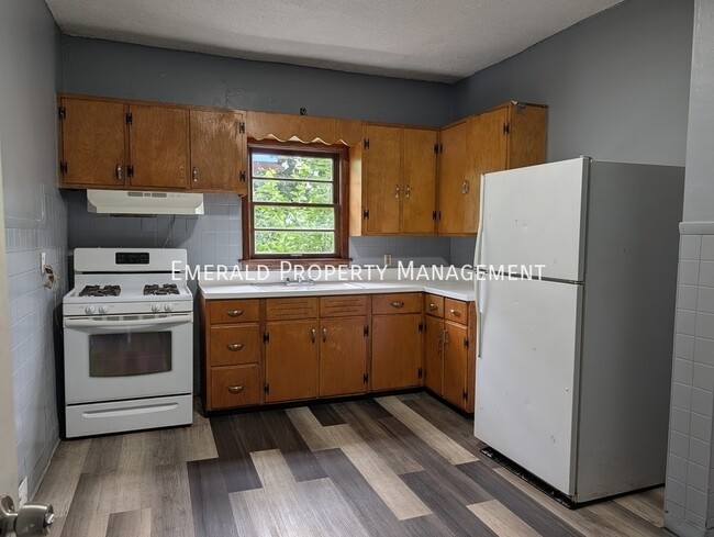 Building Photo - 964 N Court St