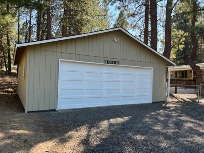 Building Photo - Deschutes River Woods